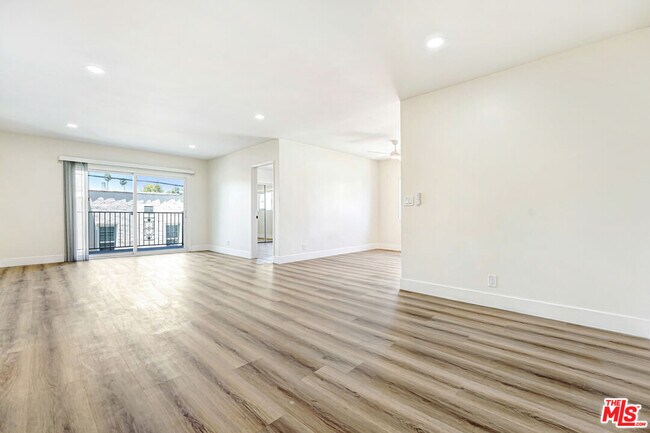 Building Photo - 8208 Romaine St