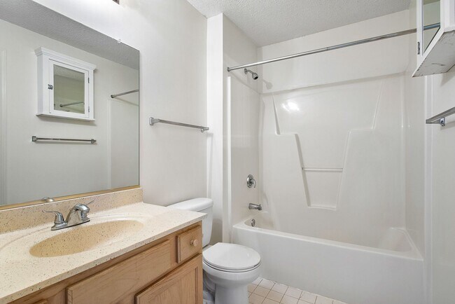 Building Photo - 2Bed/2Bath, Upgraded Condos in the Heart o...