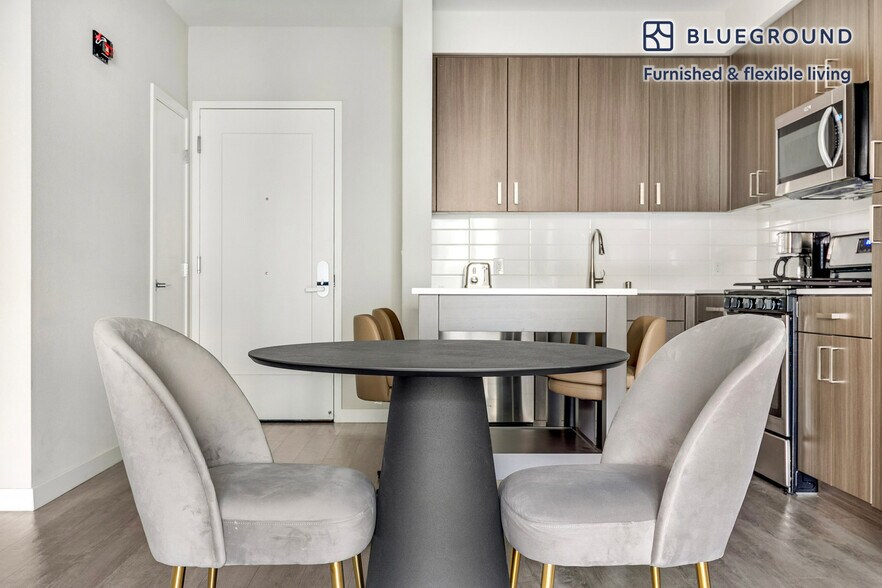 Building Photo - 3560 Rambla Pl