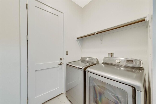 Building Photo - 309 Jeffrey David Ln W