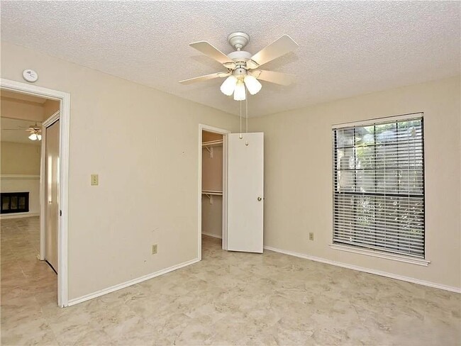 Building Photo - 1202 Thorpe Ln