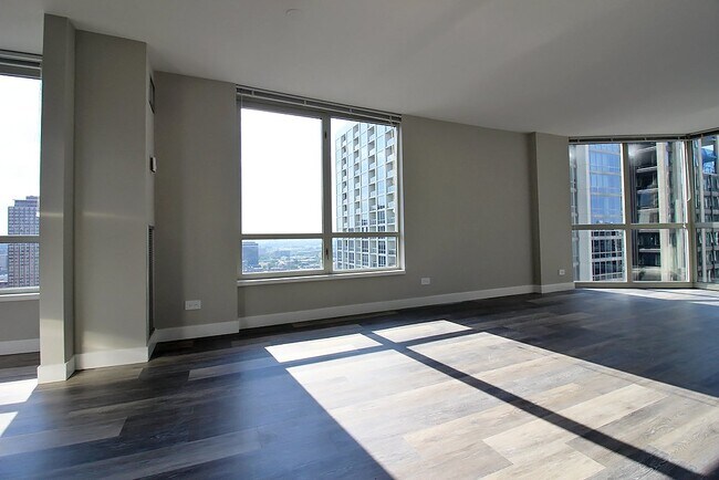 Building Photo - 13 E Delaware Pl