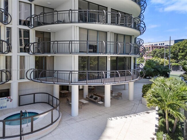 Building Photo - 2843 S Bayshore Dr