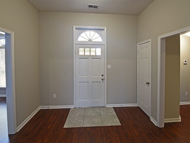 Building Photo - 3 Bedroom, 2.5 Bathrooms Near S Germantown and E Shelby Dr