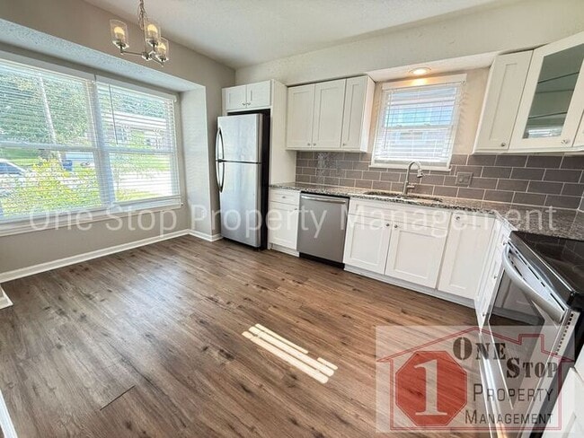 Building Photo - 3 Bed / 2 Bath Duplex in Blue Springs!