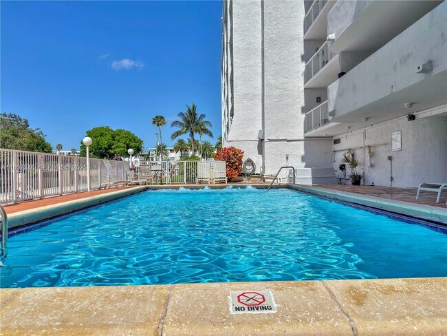 Building Photo - 1650 NE 115th St