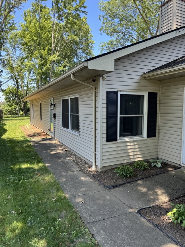 Building Photo - 23900 Hedgewood Ave