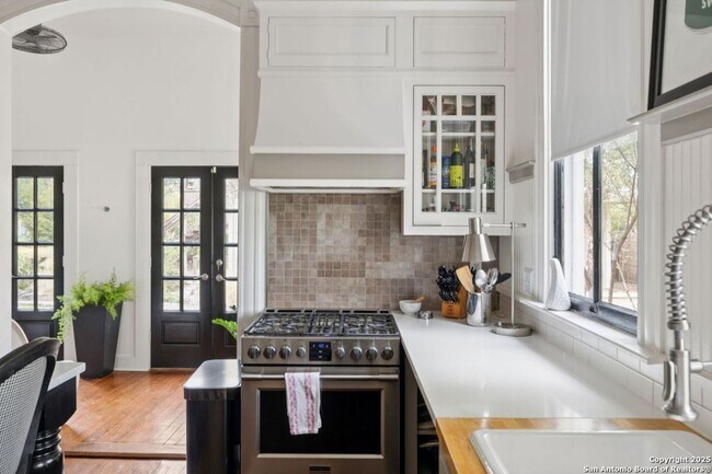 Building Photo - HISTORIC CHARM IN KING WILLIAM