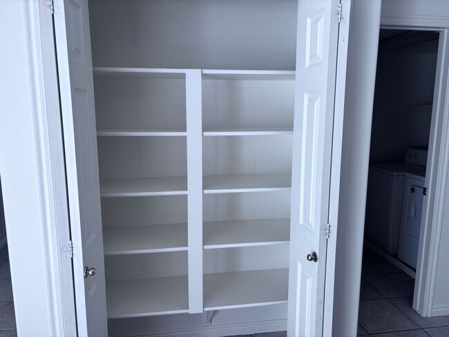 Building Photo - 3 bed / 2.5 bath / 1 car garage townhome