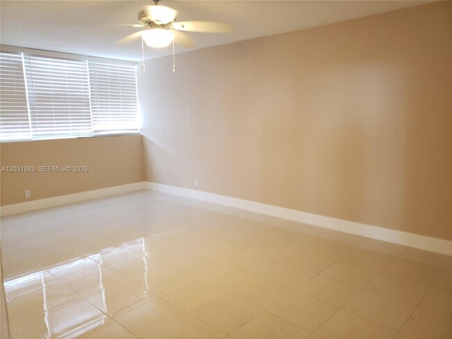 Building Photo - 100 Golden Isles Dr