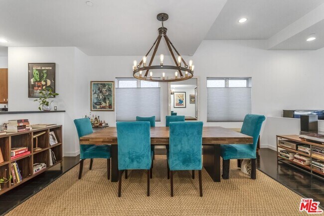 Building Photo - 900 N W Knoll Dr