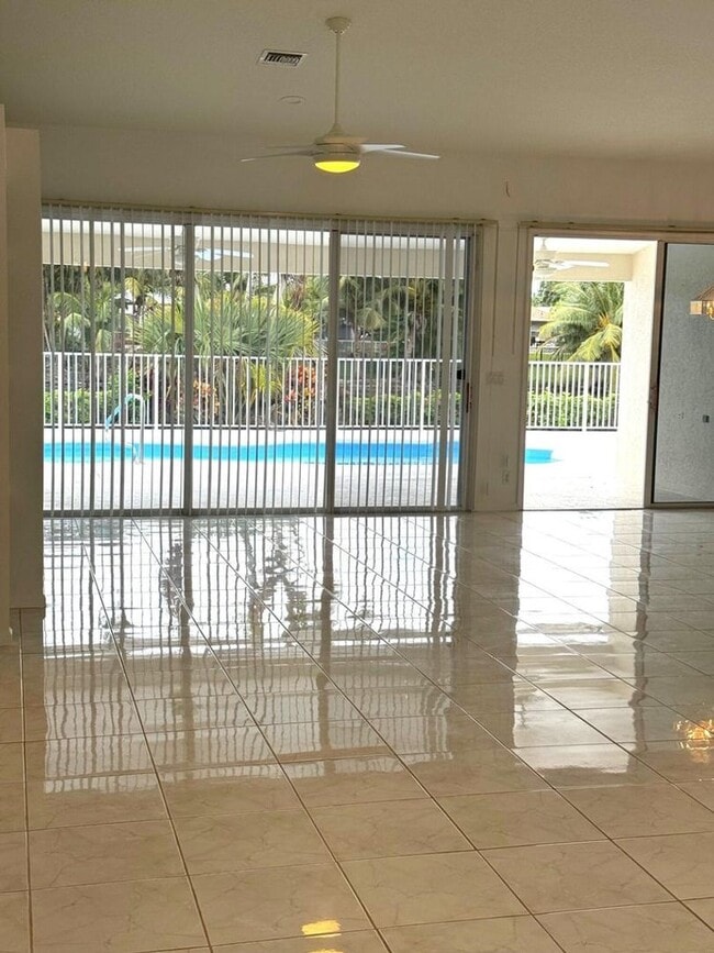 Building Photo - 106 Pepper Tree Cres