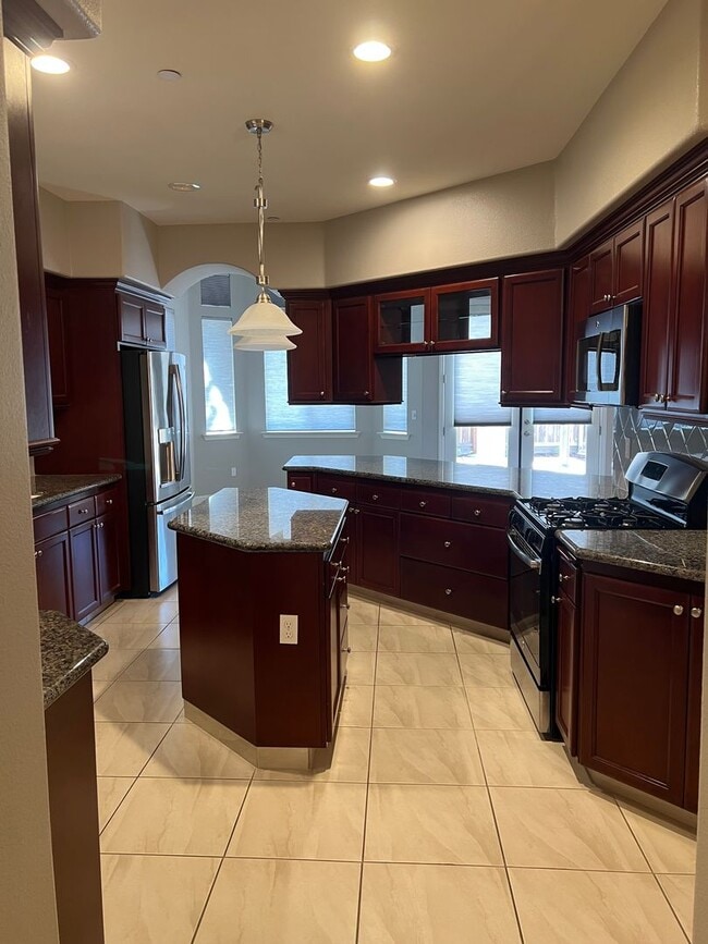 Building Photo - Beautiful Family Home