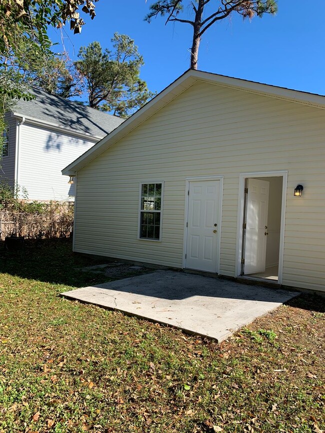 Building Photo - 3 Bedroom 2 Bath House on Victory Gardens ...