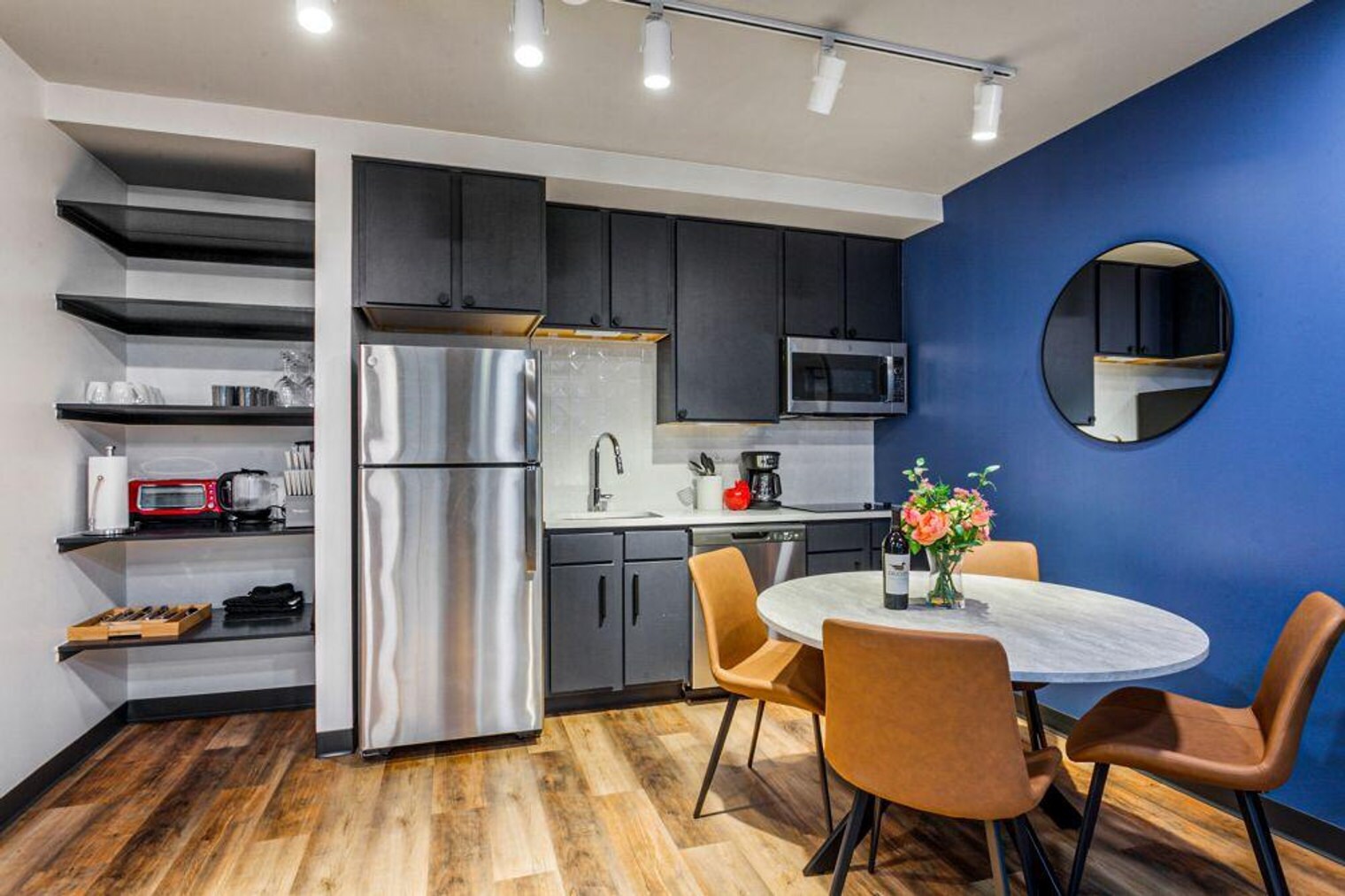 Building Photo - 611 Commerce St