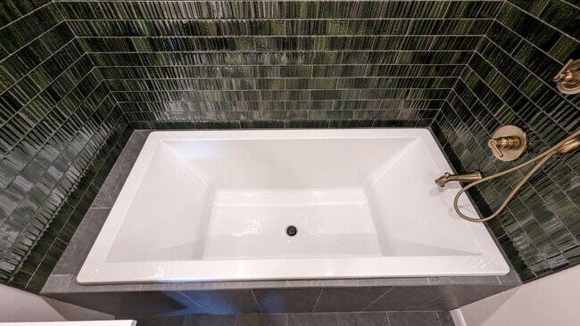 Building Photo - 2/2 Mtn Top Getaway - Huge Screened Porch w/ Stone Fireplace