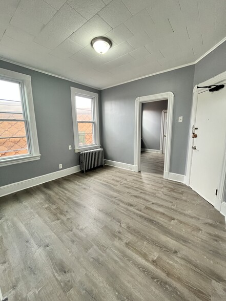 54 Montrose Ave 3 - 53 Montrose Ave