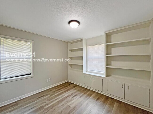 Building Photo - 4 Bed, 1.5 Bath Home with Fenced Yard / Pet-Friendly / Coming Soon!