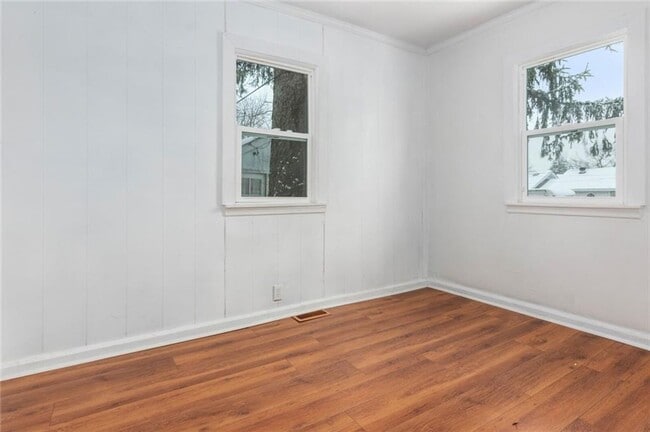 Building Photo - Nice Two Bedroom Home Located Near Lynhurs...