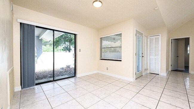 Building Photo - 4 Baywood Dr
