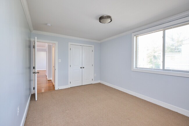 Building Photo - 2832 Hartford St SE