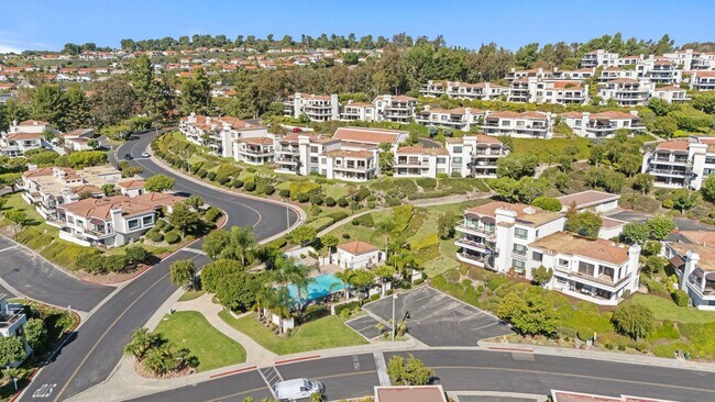 Building Photo - Stunning 2 bedroom *LAKE VIEW* condo for r...