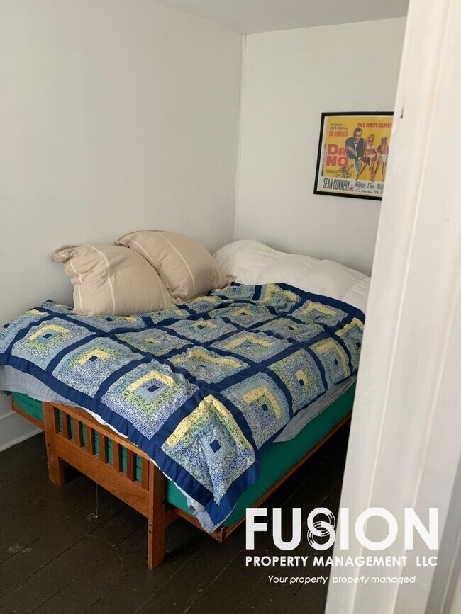 Building Photo - Adorable 2 bedroom home in Winooski with large backyard!