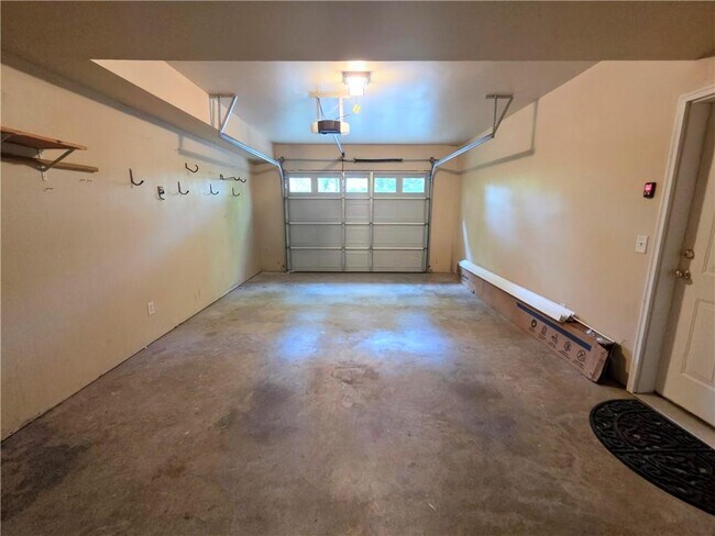 Building Photo - 3060 Glen Wallace Dr