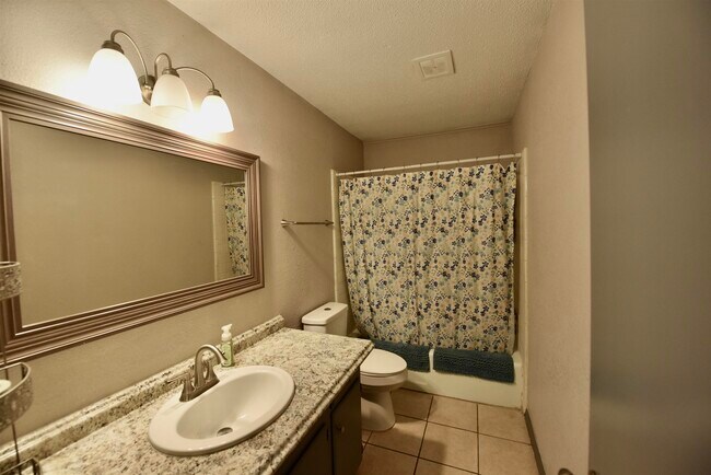 Building Photo - 710 W Cantu Rd