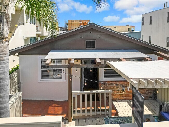 Building Photo - 218 25th Pl