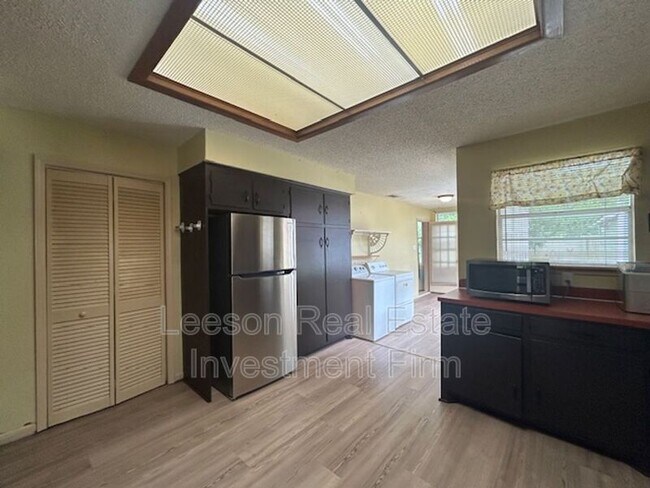 Building Photo - 622 Columbia St