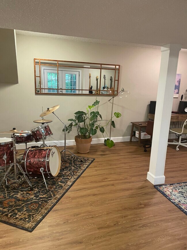 Building Photo - 1543 Hillhaven Dr