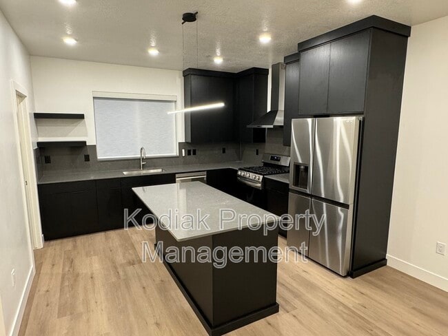 Building Photo - 765 N 400 W