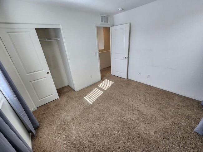 Building Photo - Lovely Two Story Home in Mountain Edge Community