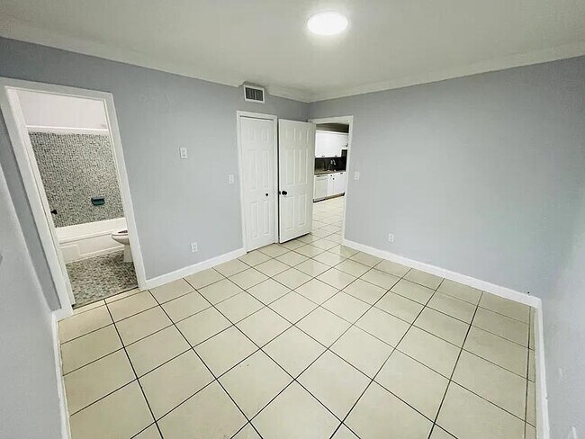 Building Photo - 890 NW 45th Ave