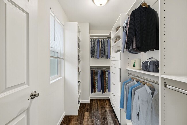 Building Photo - For Lease $2950/Month: Beautifully updated 2/Bdrm Townhome with large Bonus Room