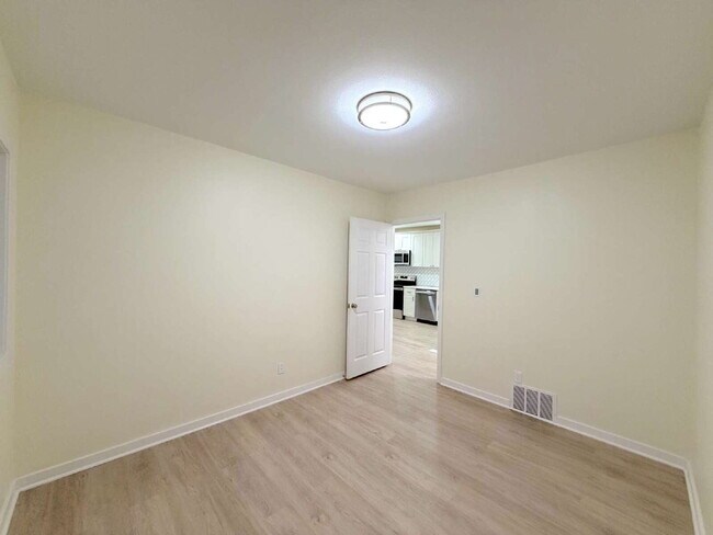 Building Photo - FULLY RENOVATED APARTMENT