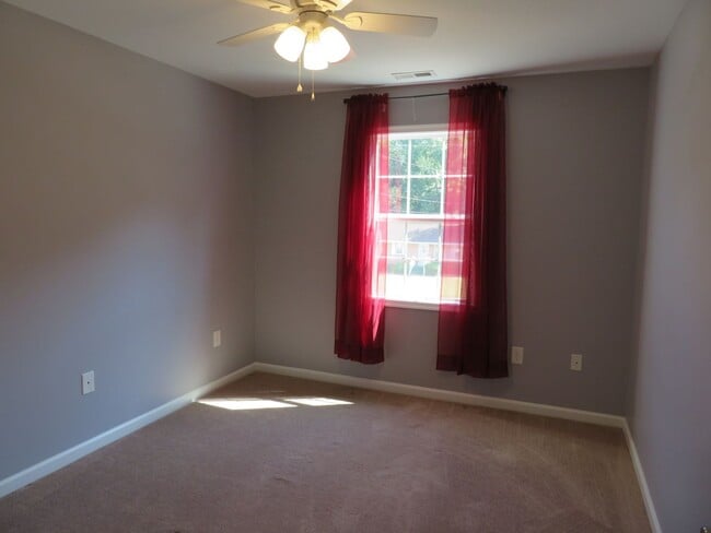 Building Photo - Spacious Home in West Point