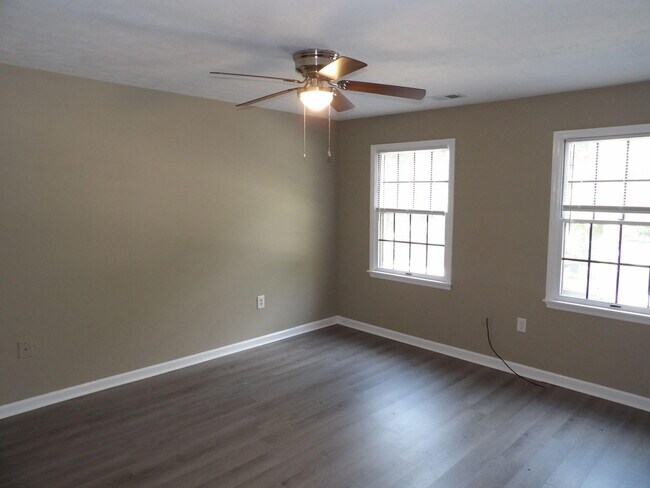 Building Photo - 244 Meadowview Dr