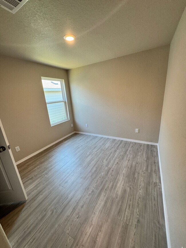 Building Photo - Move-In Ready Modern Home with Open Layout...