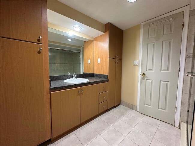 Building Photo - 6630 Racquet Club Dr