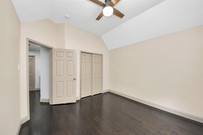 Building Photo - 2030 Winding Hollow Dr