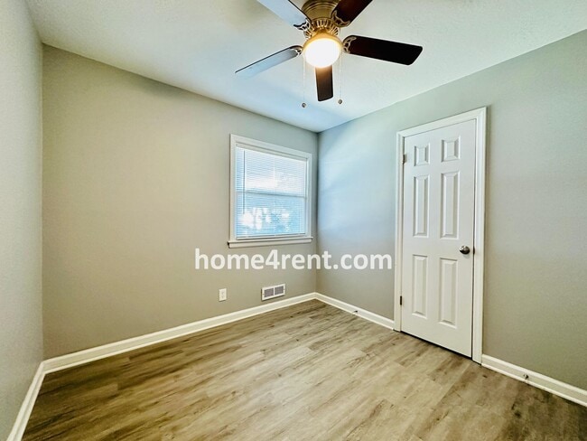 Building Photo - Ranch Style Home in KCMO w/ LVP Floors, SS Appliances and a Fenced Yard!