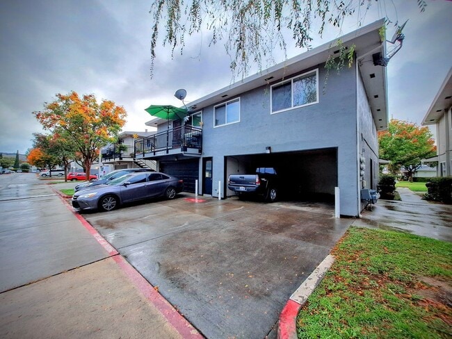 Building Photo - Ground Floor 2bd Condo With On-site Laundry, Carport, & Pool!