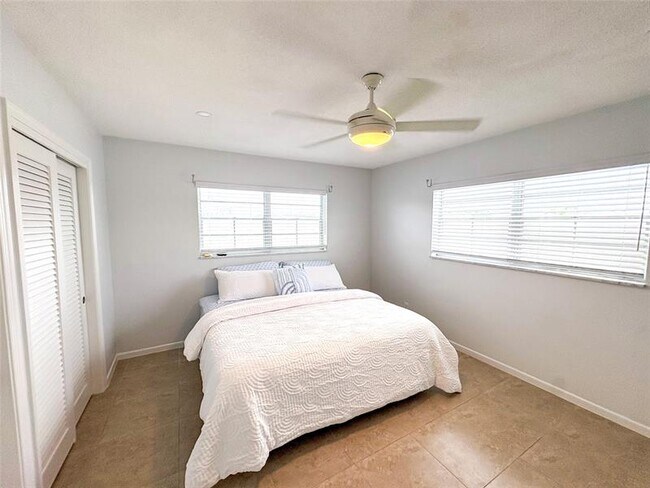 Building Photo - 4541 N Ocean Dr