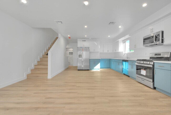 Building Photo - 5850 Vineland Ave