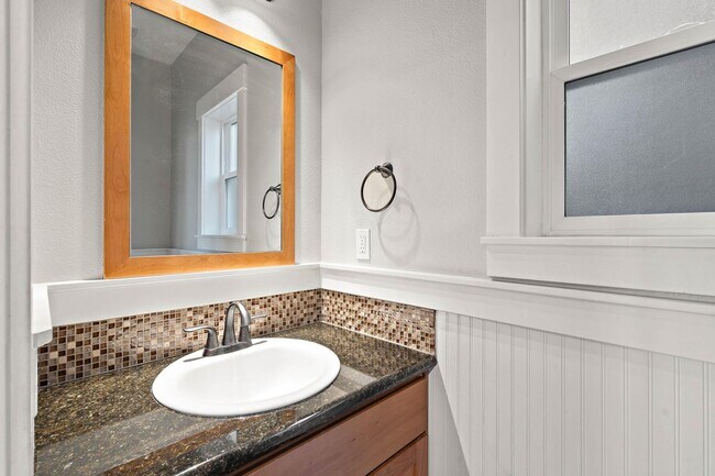 Building Photo - Beautiful 3-bdrm/2.5-bath contemporary craft home w/ lots of character. A/C, fireplace, fenced ba...