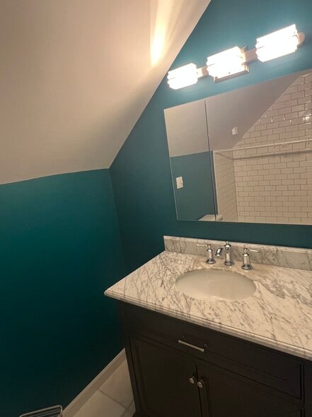 Upstairs bath (1) - 2116 Vine St