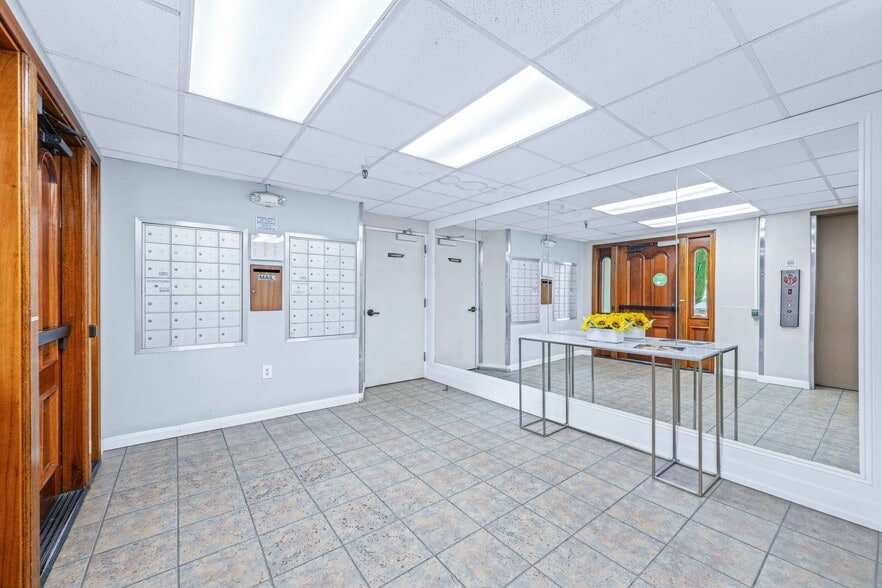 Lobby and mailbox - 12801 Moorpark St