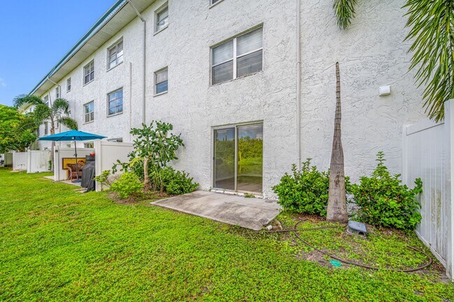 Building Photo - Spacious 1 Bed-1Bath Apartment Newly Renov...